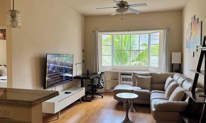 Waikiki Condominio | A prime location in Waikiki with an EV parking
