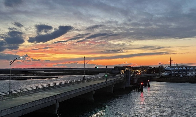 Stone Harbor Condominio | A pristine condo on the bay that comes with beautiful sunsets.