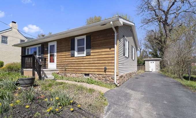 Bolivar Casa | A private home in historic Bolivar with a hot tub and yard. Pet friendly!