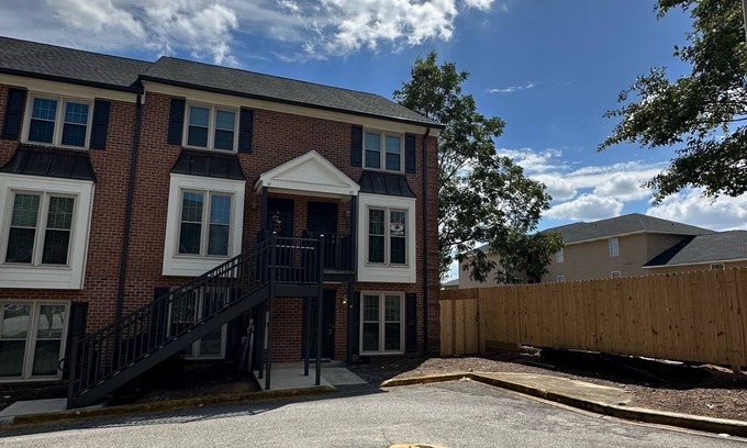 Auburn Condominio | A quick 1/2 block from campus perfect location WALK to Football Games