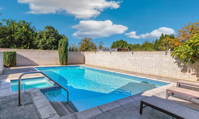 Burbank Casa | A Quiet and Private Oasis with Amazing Designed and Pool & HotTub for relaxing