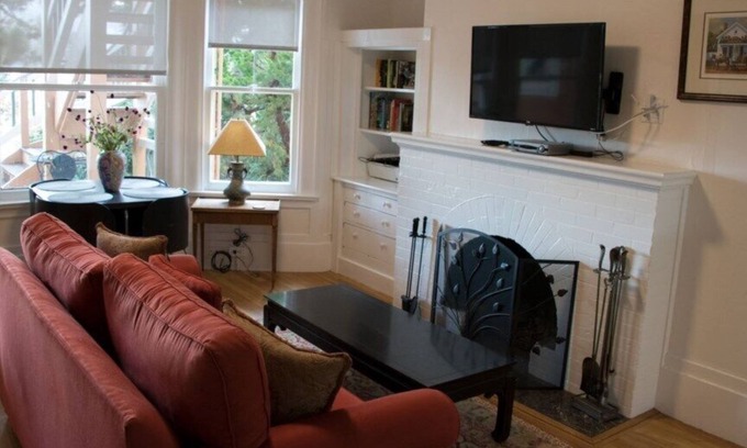Ashbury Heights Apartamento | Un apartamento tranquilo en una calle con árboles en el medio de la ciudad