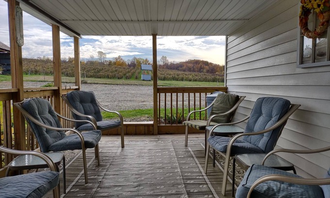 Ripley Apartamento | A quiet country setting on a working grape farm.