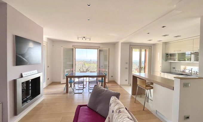 Padenghe sul Garda Apartamento | Una terraza tranquila con una vista impresionante del lago de Garda.