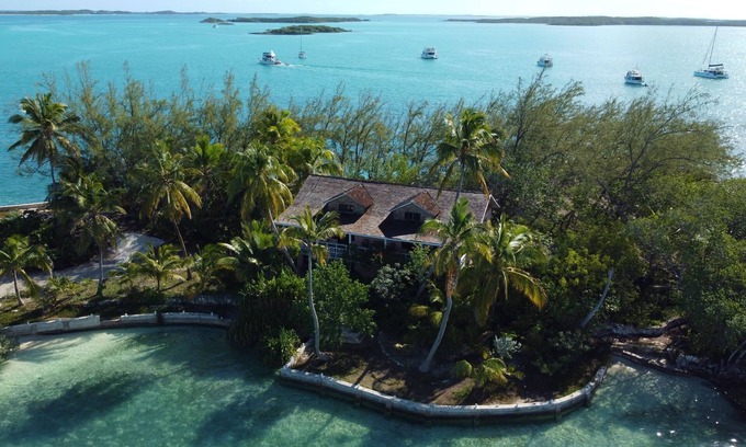 George Town Apartamento | A rare combination of central location convenience & private island seclusion