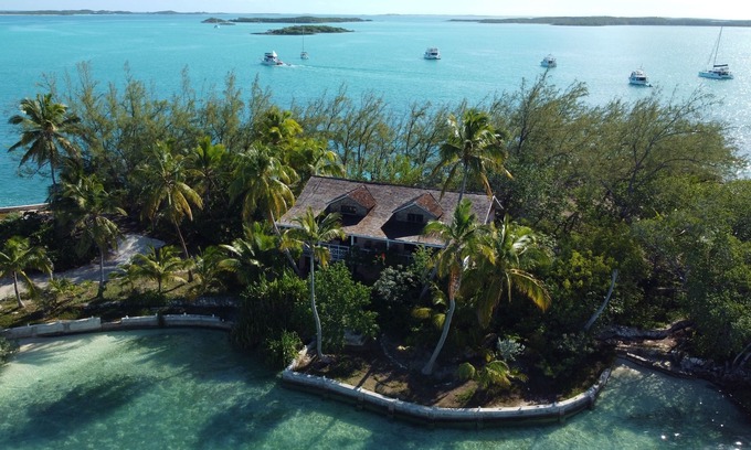 George Town Apartamento | A rare combination of central location and private island seclusion