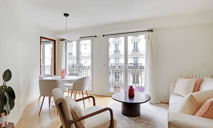 Quartier de l'Ecole-Militaire Apartamento | A Refined 2-BR in Saint-Germain