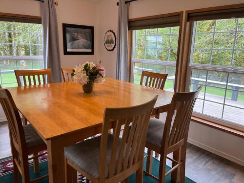 Beaver Casa | A Relaxing Getaway-A Backwoods Cabin SolDuc River
