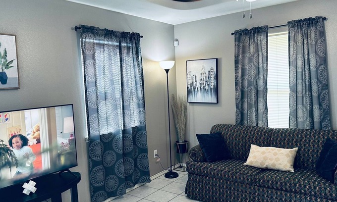 Pharr Apartamento | A Restful Hideout - Pharr, Harlingen and McAllen with WiFi, AC