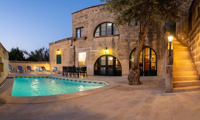 Kercem Otro | A Romantic Converted farmhouse w/ private pool & Jacuzzi bath. 5mins.toBELLS sch