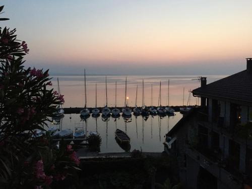 Yvoire Casa | A Room with a View - Maisonnette dans bourg médiéval au bord du Lac Léman
