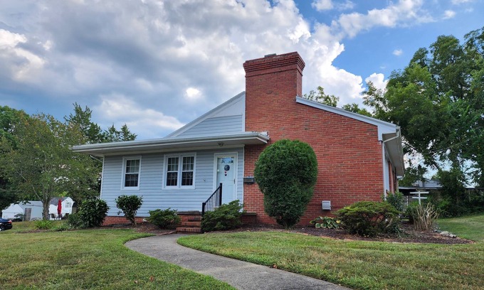 South Boston Casa | A roomy, comfortable home close to everything.