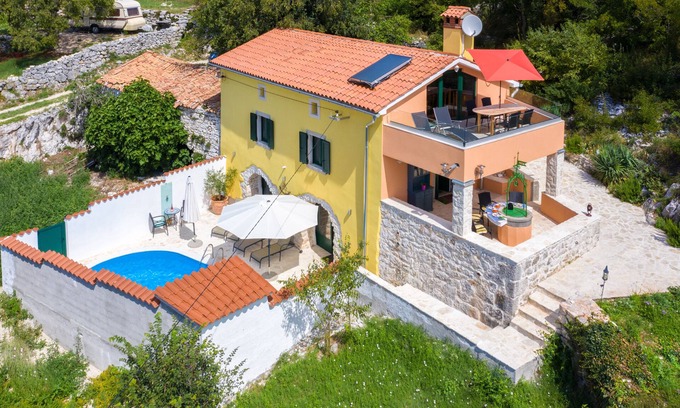 Ripenda Kosi Casa | A rustic stone house with pool and sea views.