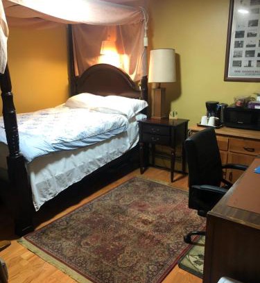 Hyde Park Casa | A secluded bedroom with a private full bathroom