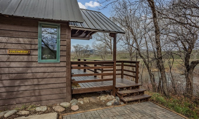 Clark Chalet De Esquí | A serene getaway with modern conveniences and relaxing views.