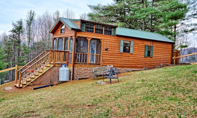 Laurel Springs Cabina | A Serenity Cabin-1 BR Tiny Home, Pet Friendly with Fenced Yard, AC, WIFI