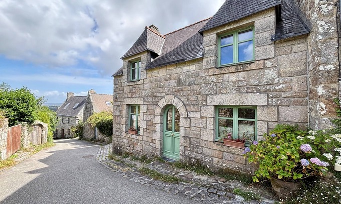 Locronan Casa | A setting of stone and history