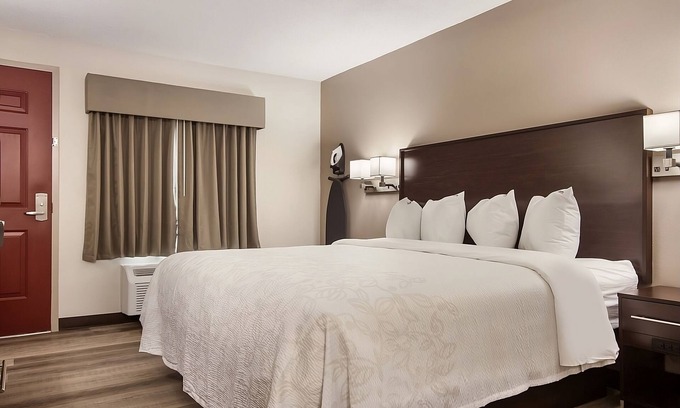 Erie Hotel | A short drive away from Play Port Arcade & Family Fun Center! Parking is FREE!