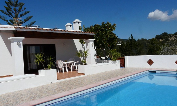 Sant Josep de sa Talaia Villa | Una villa sencilla pero bien amueblada, vistas al mar y aire acondicionado. WIFI