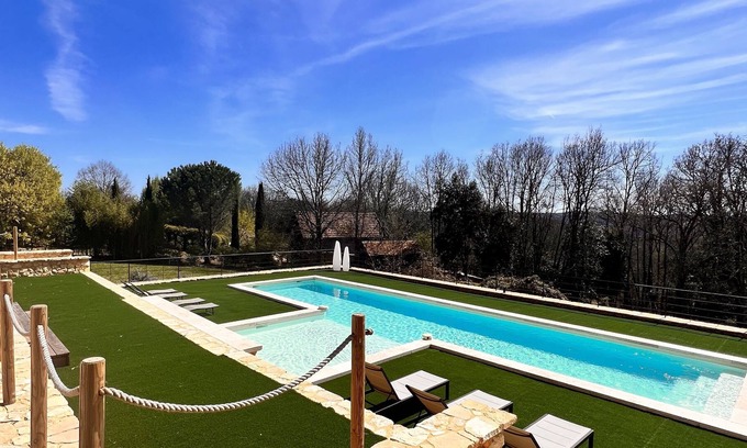 Castelnaud-la-Chapelle Cabaña | Una casa de campo individual con una gran piscina, un gran jardín y vistas al bosque