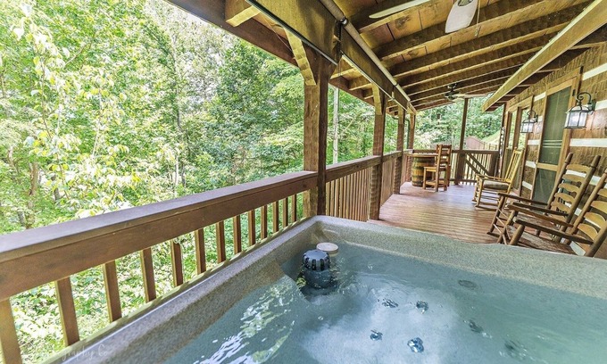 Gatlinburg - Pigeon Forge Cabaña | A Slice Of Heaven 2 Bedroom Cabin by RedAwning