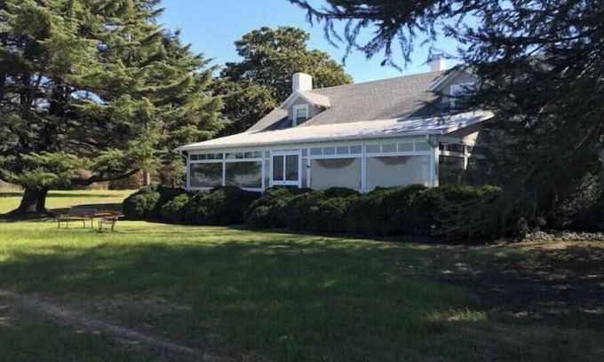 Cobbs Creek Casa | A slice of paradise on the Piantakank: pool, tennis court, private beach, dock