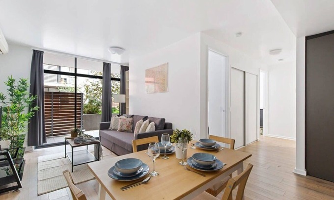 Collingwood Apartamento | A Spacious 2BR Apt with a Courtyard & FREE Parking