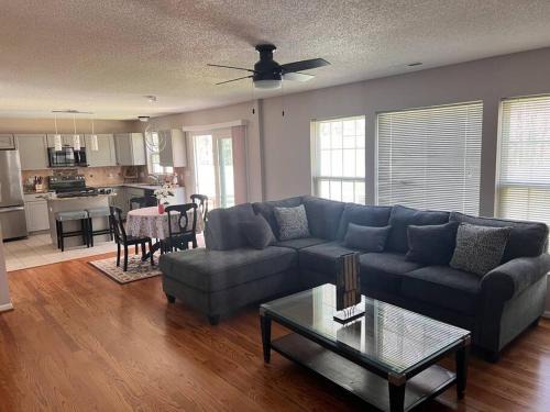 Fuquay-Varina Casa | A spacious and warm house