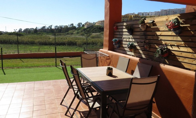 Castillo de Sabinillas Apartamento | Un bajo amplio con vistas a las viñas y el mar