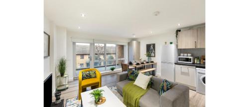 Leyton Apartamento | A Splash of Color: Spacious & Funky 3-BR Flat