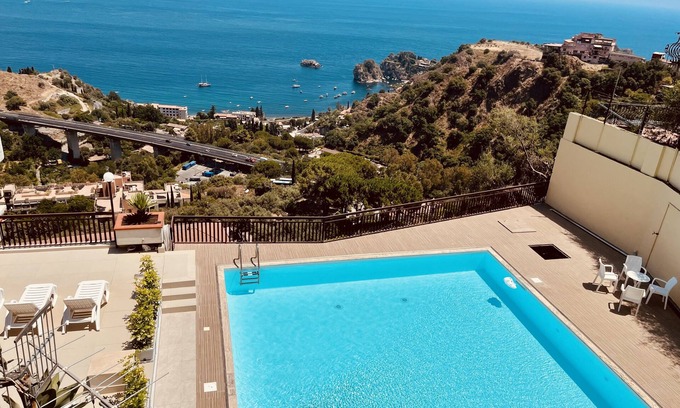 Taormina Apartamento | Apartamento luminoso con impresionantes vistas.