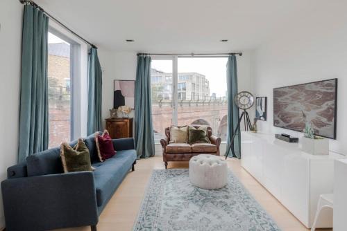 Cathedrals Casa | A Starry Starry Night - Borough - by Frankie Says