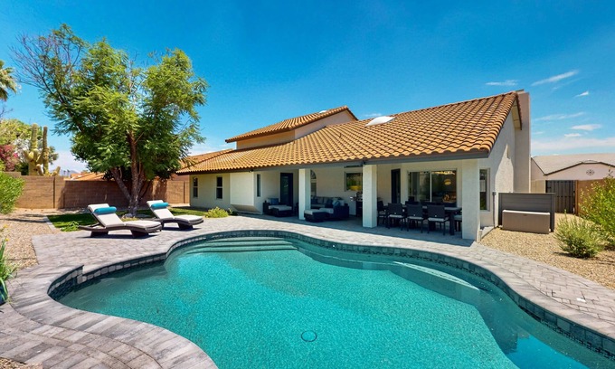 Paradise Park Vista Casa | A stately luxury house with pool nestled in a serene neighborhood