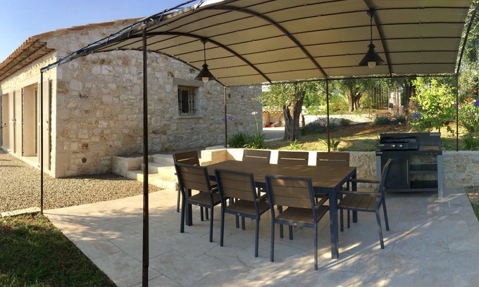 Les Maillans Casa | Una casa de piedra en el campo rodeada de olivos