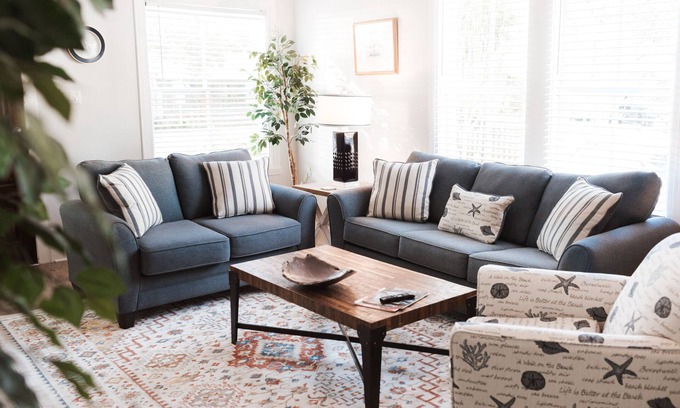 Biloxi Casa | Prime Location,10 Guests, Front Porch, Back Yard, Modern Appliances/TVs