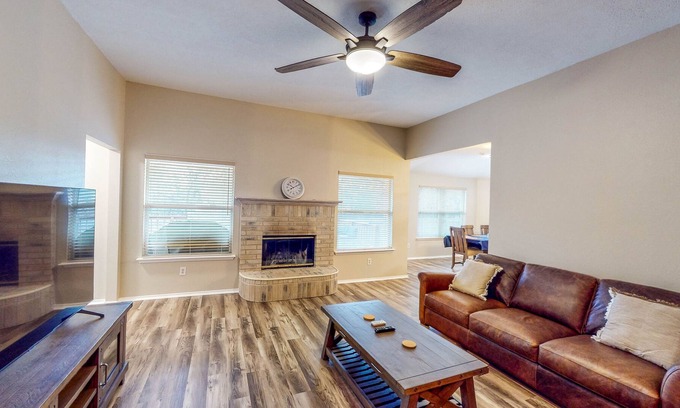 Azle Casa | A Stroll to the Lake