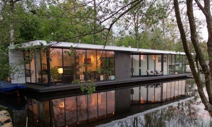 Giethoorn Alquiler De Eote | Una impresionante casa flotante de diseño contemporáneo.