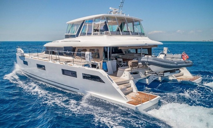 Paradise Island Alquiler De Eote | A stunning Lagoon 630 crewed power catamaran available in the Bahamas.
