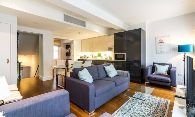 Mayfair Condominio | A Stunning Three Bedroom Home in Mayfair