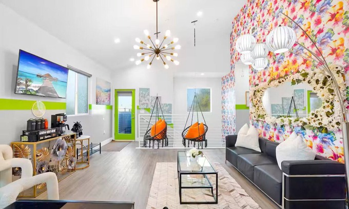 North Hollywood Casa | A. Stylish & Comfy NoHo Retreat: 5-Star Location - Hot Tub - Free Parking - BBQ!