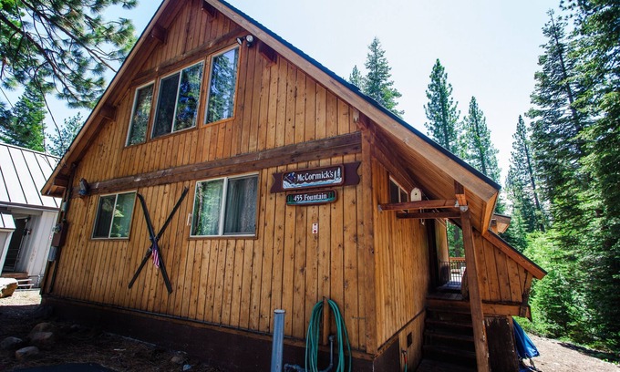 Sunnyside Cabina | Una super cabina en la costa oeste de Tahoe con DERECHOS DE PLAYA PRIVADOS. Contra el bosque