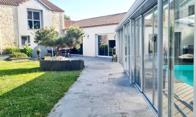 Aigrefeuille-sur-Maine Apartamento | A swimming pool in the vineyard!