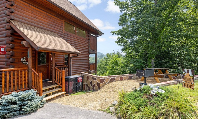 Gatlinburg - Pigeon Forge Cabina | A Taste Of Honey is a dog-friendly two-bedroom true-log cabin nestled inside the Starr Crest resort.