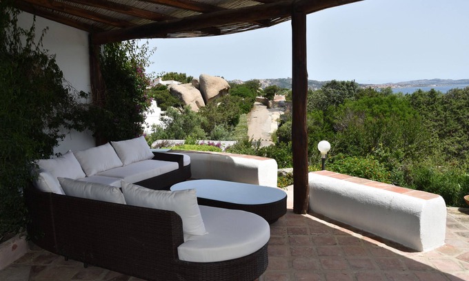 Punta Sardegna Villa | Una terraza con vista al mar.