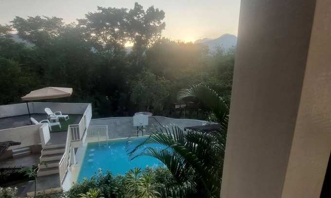 Puerto Princesa Apartamento | A touch of pink secret garden resort