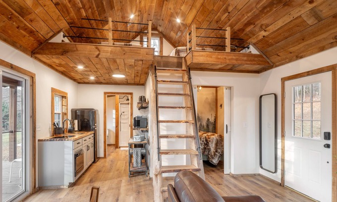 Wardensville Cabina | A Tranquil Retreat on a 67-Acre Farm Surrounded by the GW National Forest
