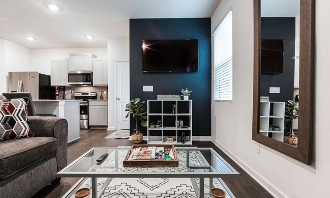 Union City Casa | A Traveler’s dream; Private Townhome 15min to Airport in peaceful Union City