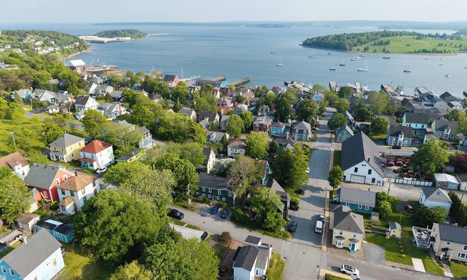 Lunenburg Casa | A Traveller's authentic Old Town retreat .