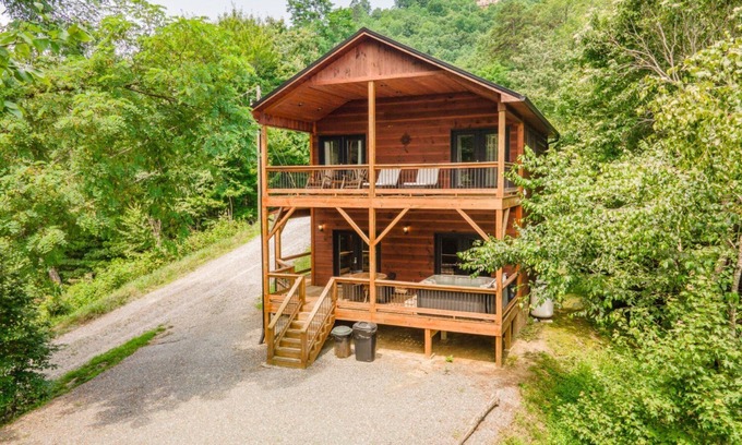 Almond Cabina | A Treehouse View Over Lake Fontana