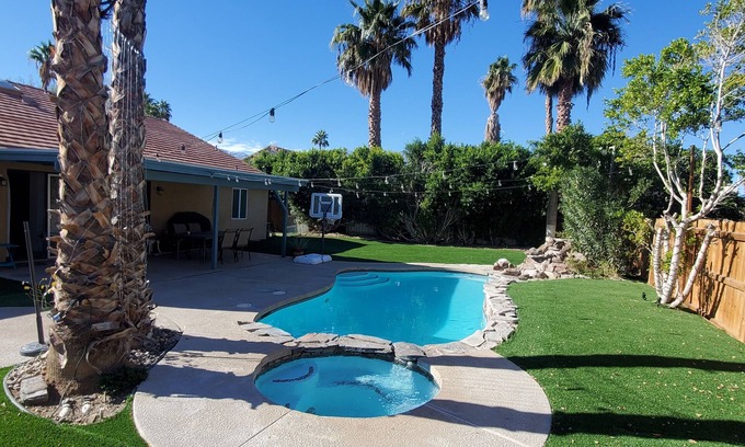 Cathedral City Casa | A tropical paradise in the desert!